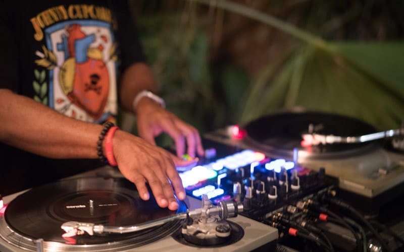 how to become a dj
