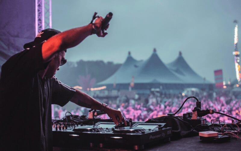 dj at festival